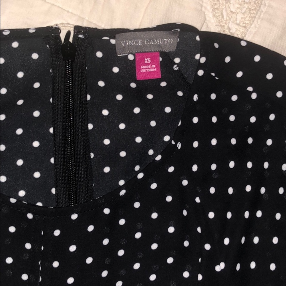 VINCE CAMUTO Tie-Front Keyhole Top Black/White Dot - Picture 5 of 8
